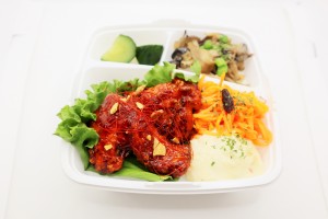 ヤンニョム弁当　斜め-1